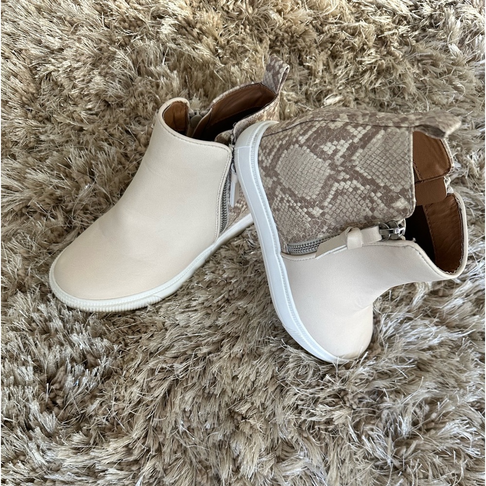 Fashionable heeled sneaker!
